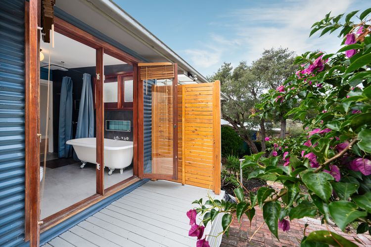 Bath tub with garden view 