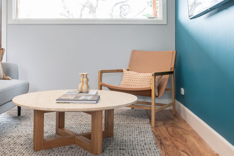 Coffee table and additional seating in the lounge