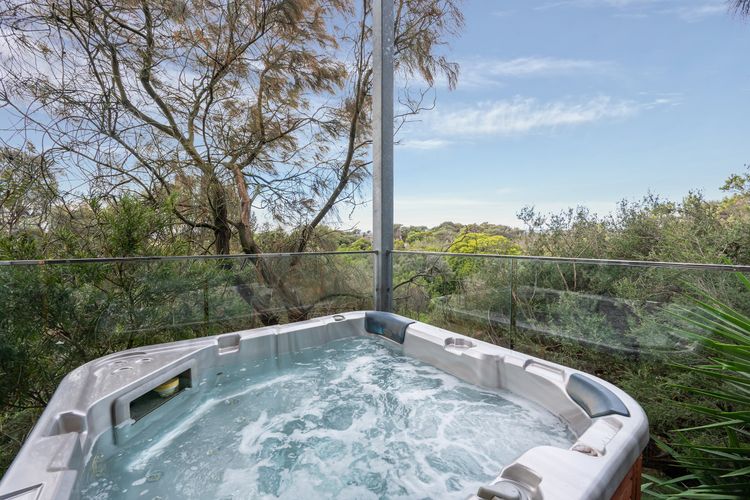 Heated spa amongst the tree tops 