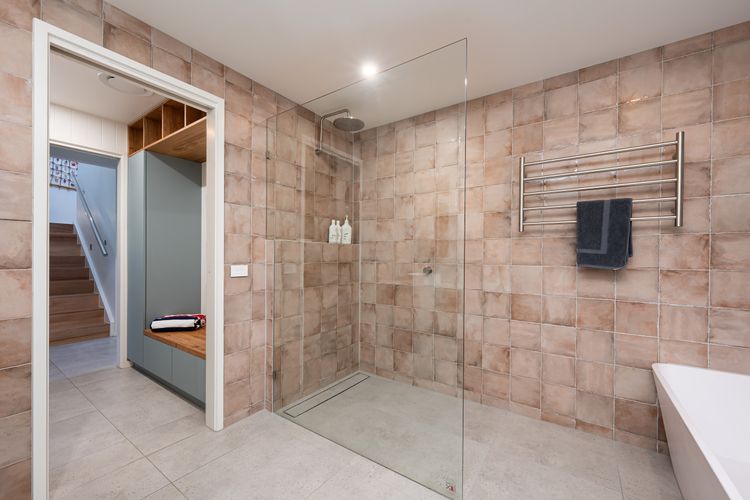 Main bathroom 