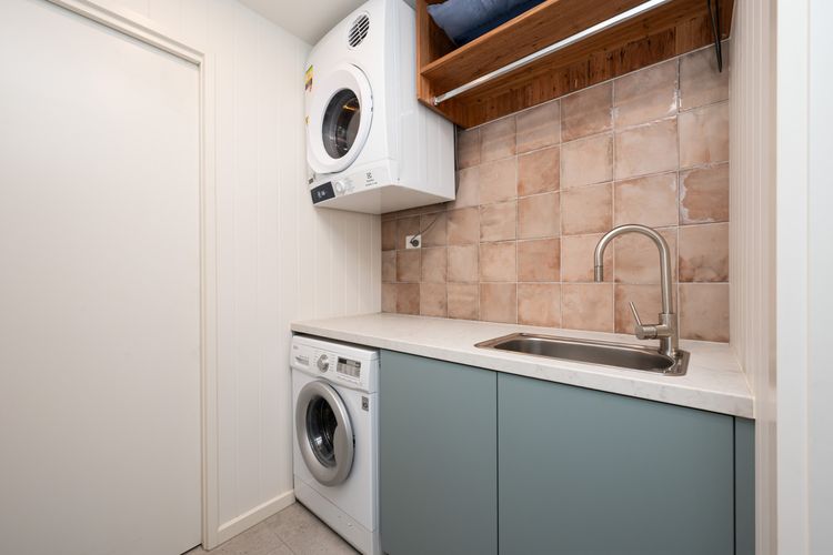 Laundry with washing machine and dryer 