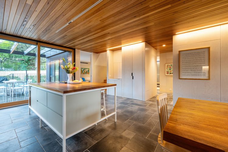 Seasom with pool and spa in beautiful Somers