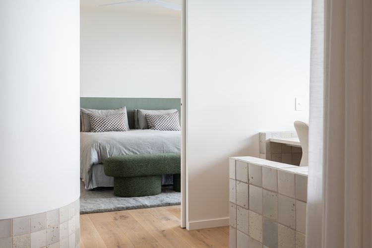 office nook through to master