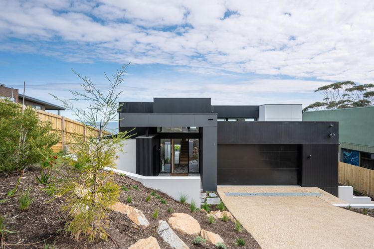 Double garage for guests use 