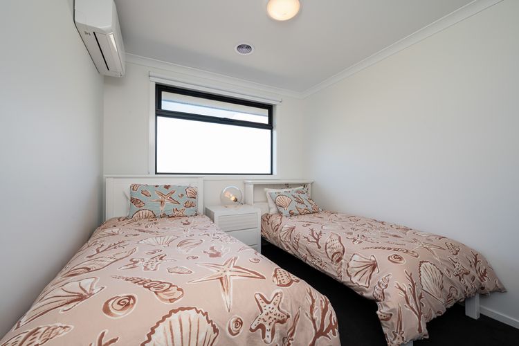 Twin bedroom