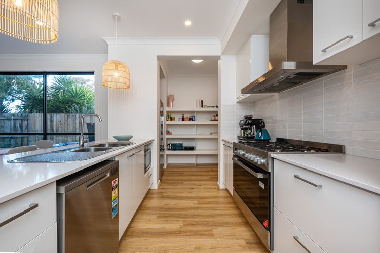 Well eqipped kitchen & butlers pantry