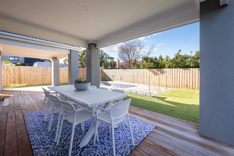 Outdoor dining for 8