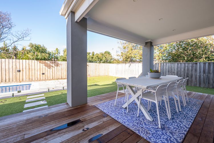 alfresco dining out to pool and putting green