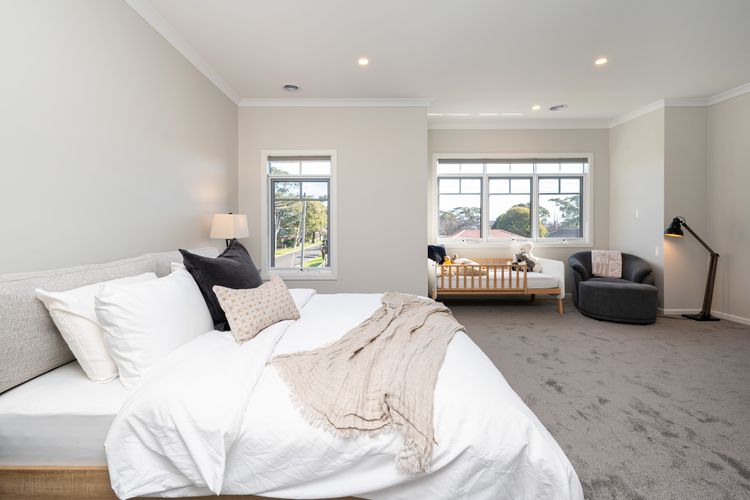 Master King bedroom with cot ensuite & WIR
