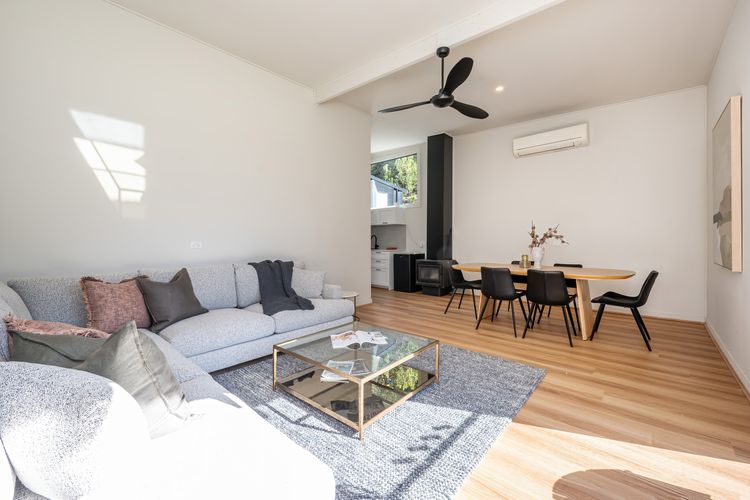Studio - Open-plan living and dining area