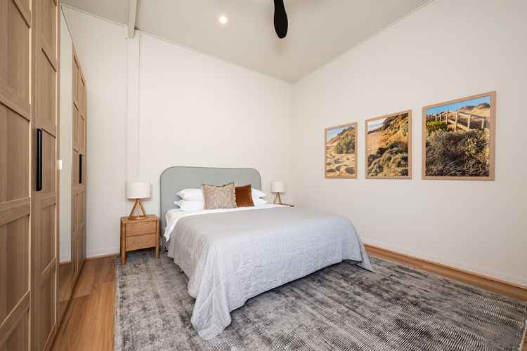 Studio bedroom with queen bed 