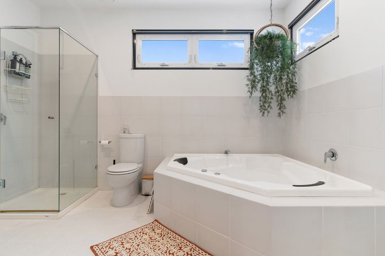 Main bathroom with bath tub 