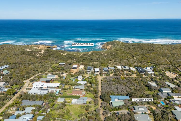 Neighbourhood and sea views 