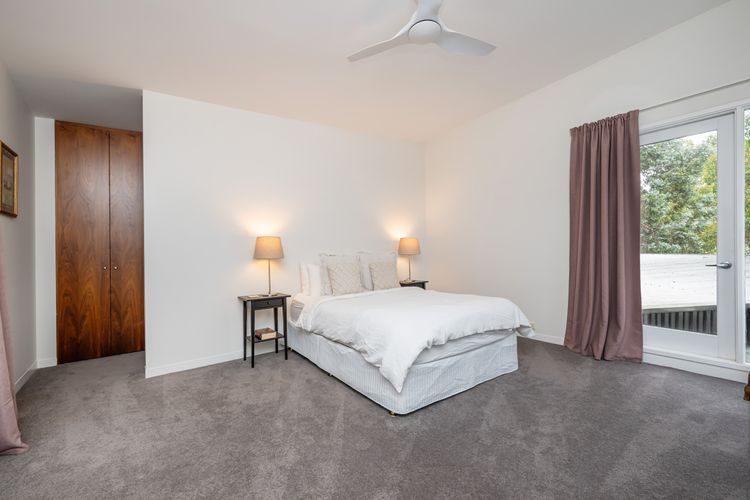 Master bedroom with queen bed and ensuite (upstairs) 