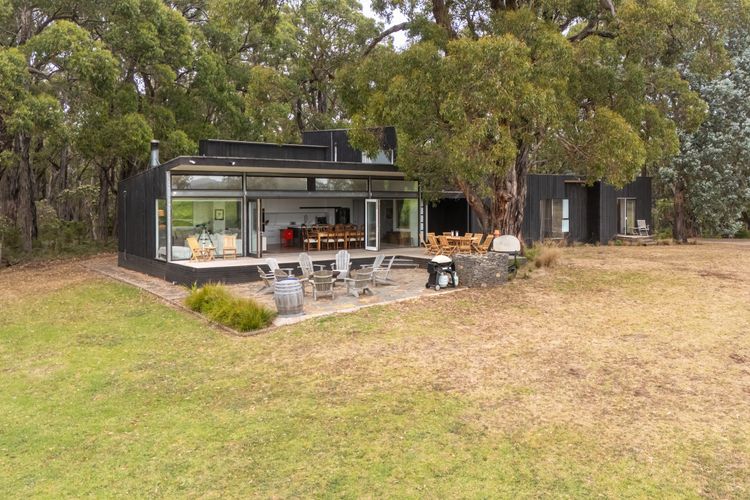 Fire pit, pizza oven, alfresco dining all within a vineyard 