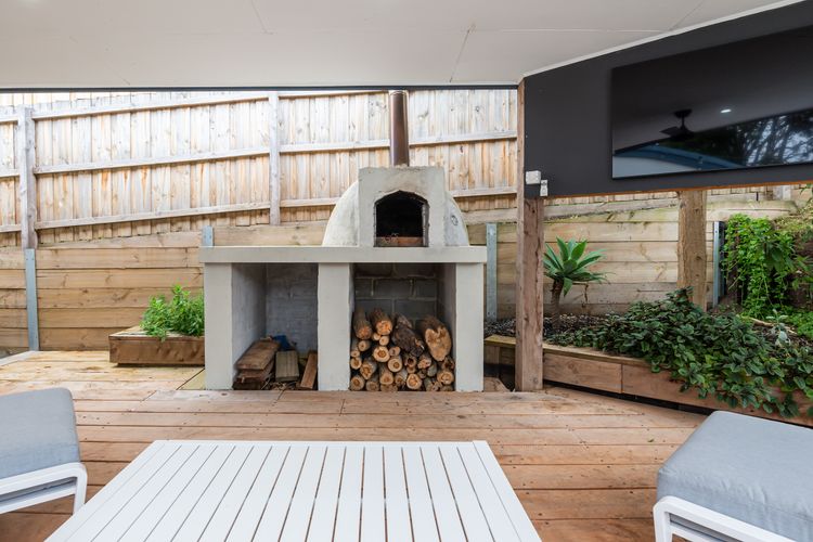 Fabulous outdoor entertaining area with Pizza oven, dining and TV
