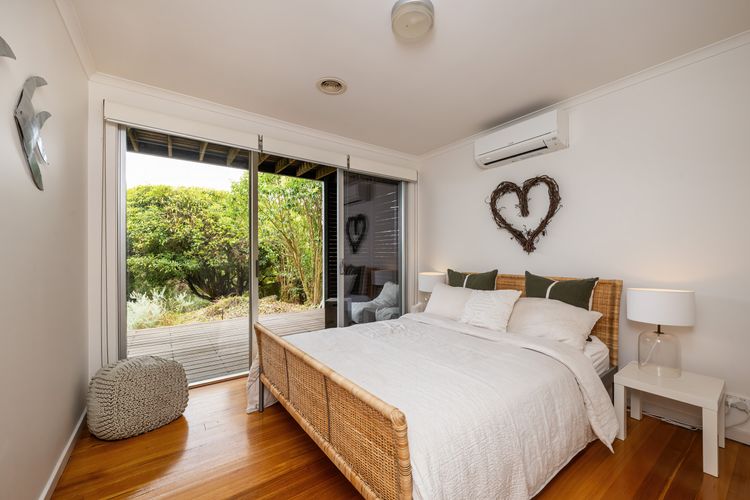 Queen bedroom with own split AC system