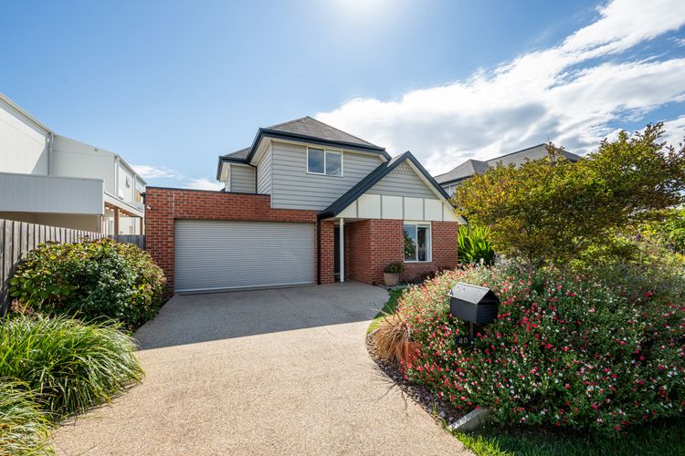 Parkside Breeze Retreat, large driveway and garage for secure parking.