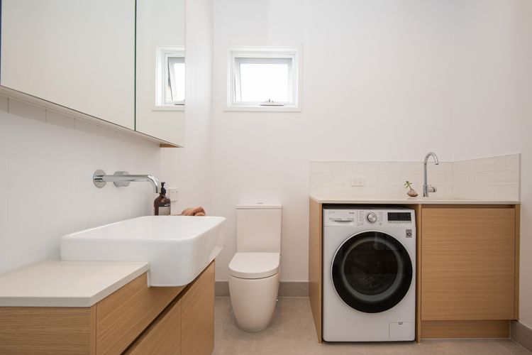 Main bathroom with laundry facilities