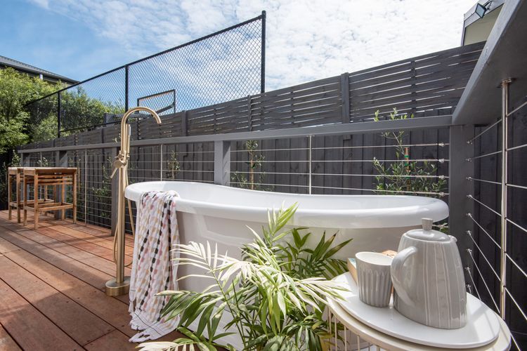 Secluded outdoor bath 