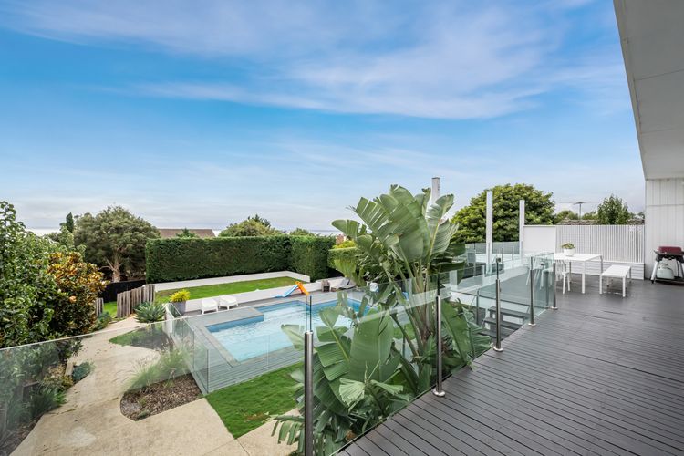 Outdoor Entertaining Area & Pool