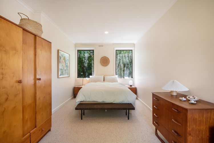 Queen bed bedroom
