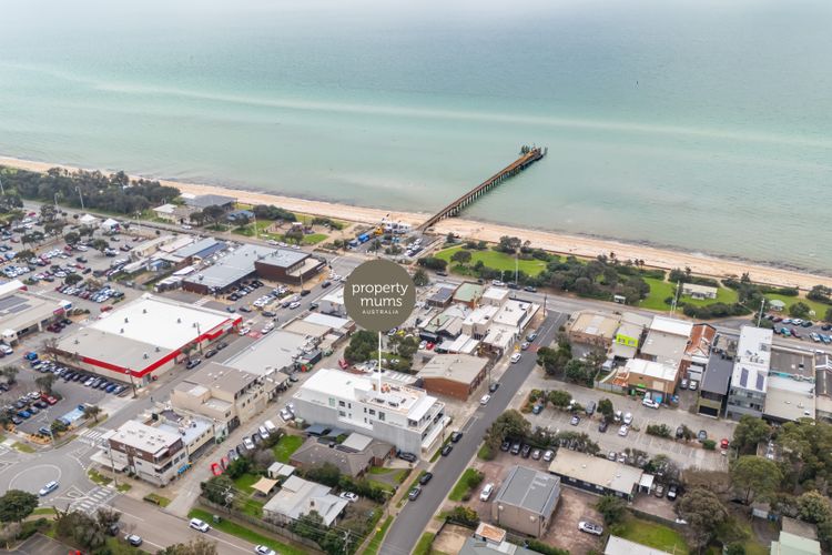 Walking Distance to the beach and  cafes, bars and shops 