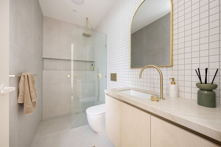 Main Bathroom with Walk in Shower 