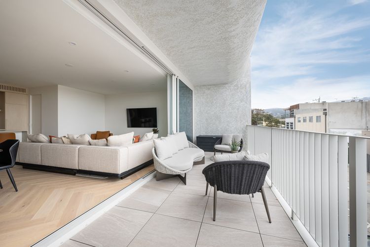 Outdoor Balcony with amazing views 