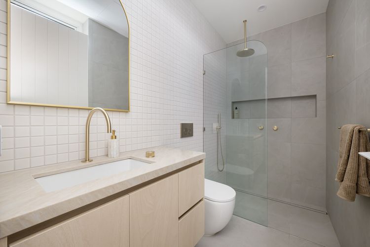Main Bathroom with Walk in Shower 