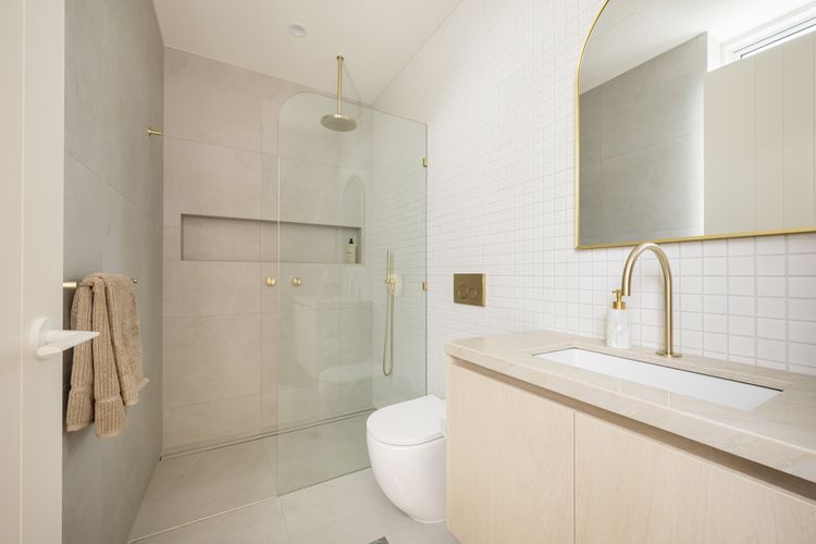 Main Bathroom with Walk in Shower 