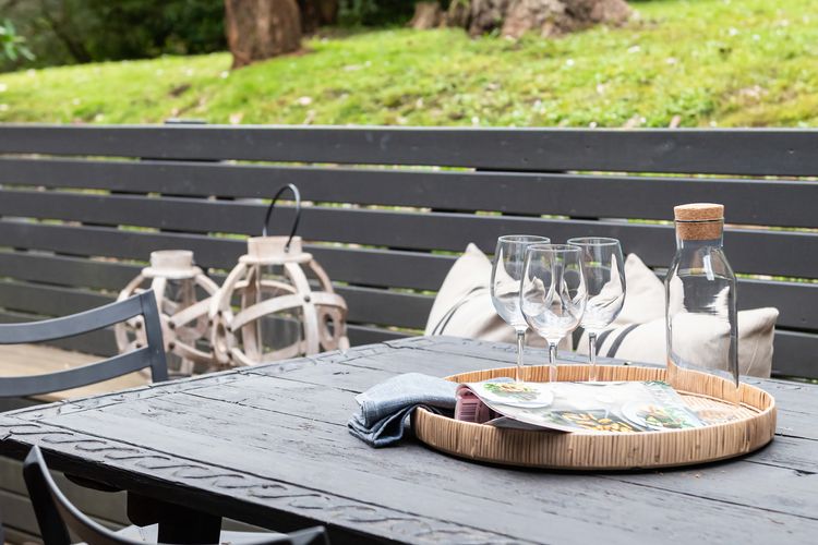 Alfresco dining with green outlook