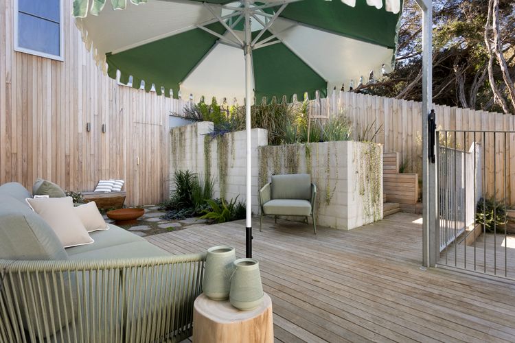 Outdoor Alfresco overlooking Pool