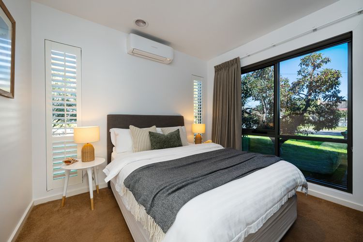 2nd bedroom with queen bed (downstairs)