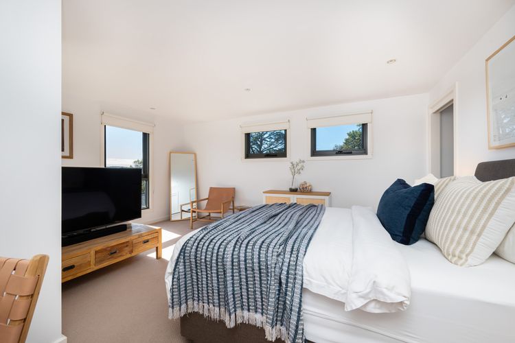 Master bedroom with queen bed 