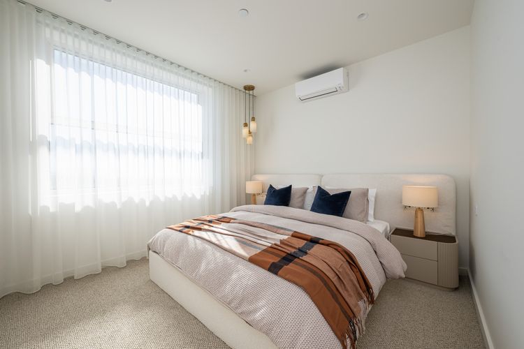 2nd bedroom with queen bed