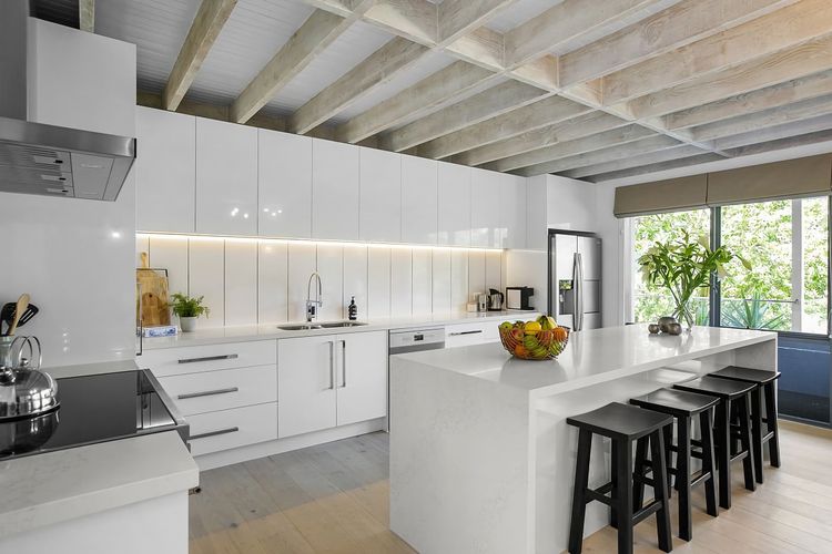 Whether you're a seasoned chef or just starting out, you'll feel inspired to create culinary masterpieces in this well-equipped kitchen.