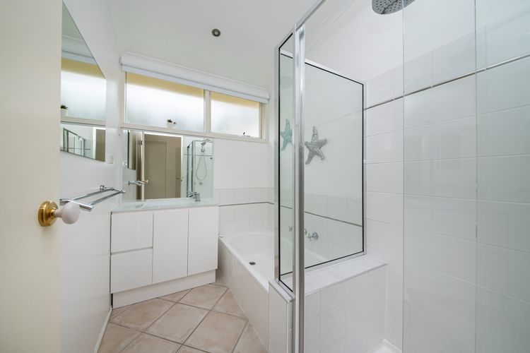 Main bathroom 