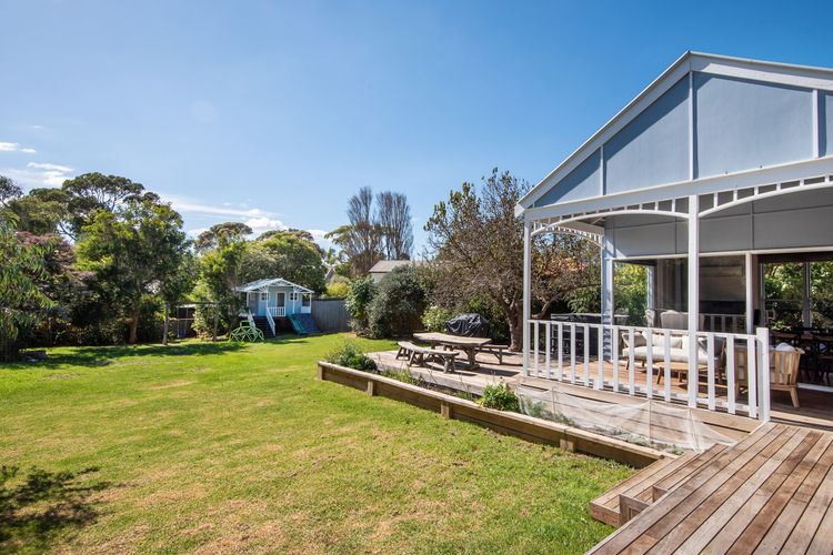 Fully enclosed yard with cubby house