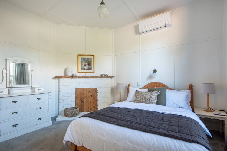 Bedroom 3 with Queen bed (air conditioning)