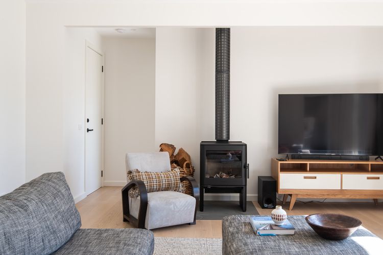 Cosy lounge with fireplace