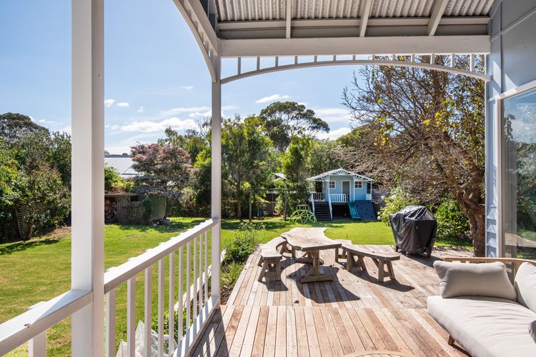Fully enclosed yard with cubby house