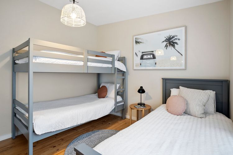 BED 2 - SINGLE BUNK, SINGLE BED AND ROLLAWAY BED 