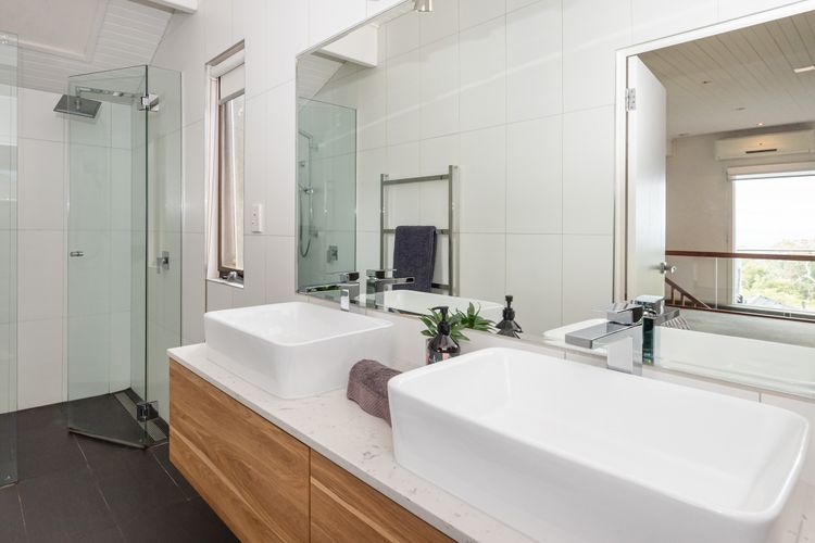 Welcome to our modern and functional toilet, designed for both comfort and efficiency.