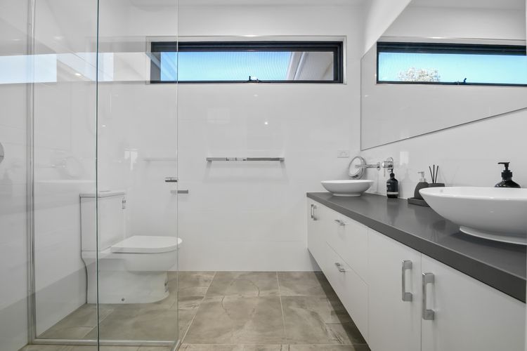 Ensuite bathroom to main bedroom. 
