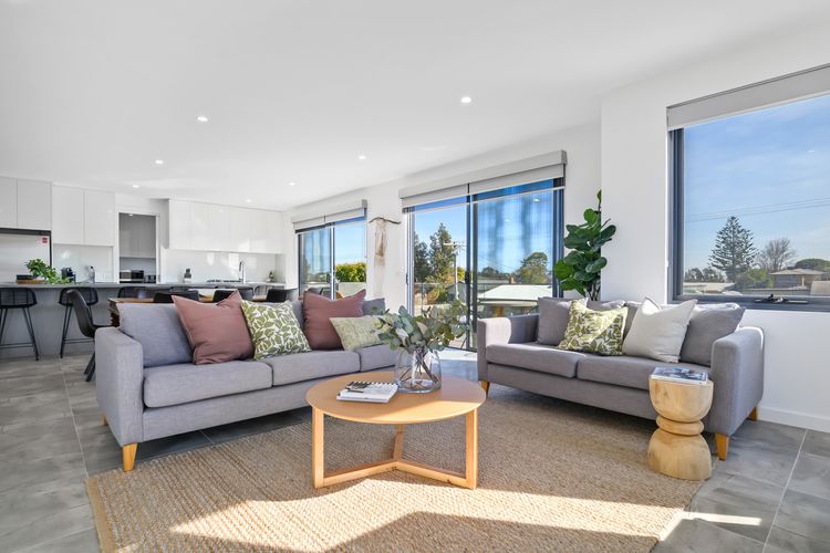 OMG! Luxe Two story beachside House - 200m walk to the beach, 4 bedroom, 2.5 bathrooms, Chefs kitchen, air-conditioning, heating, balcony with views and bbq. 