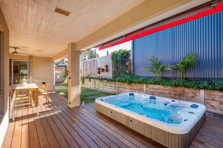 Outdoor 8 seater spa