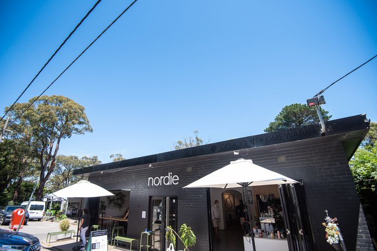 Enjoy the aroma of freshly brewed coffee and scrumptious food at this cafe.