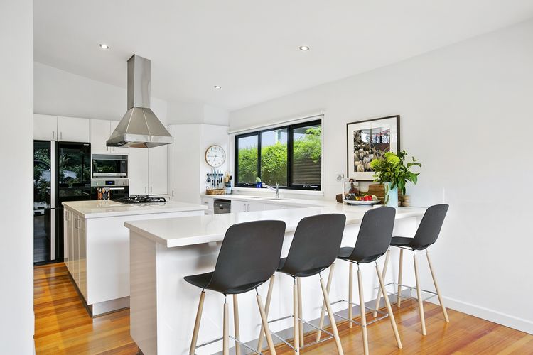Fully equipped Kitchen with Breakfast Bar