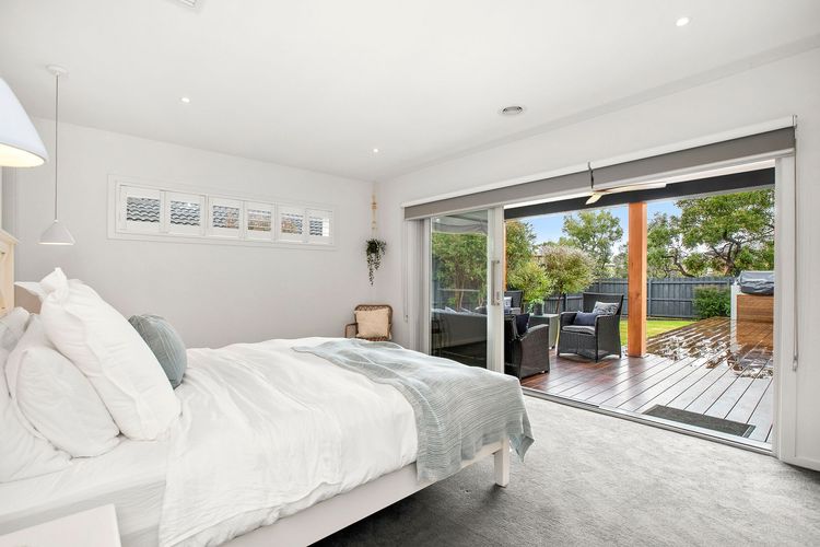 Master with ensuite - king bed and access to the decked entertainment area 